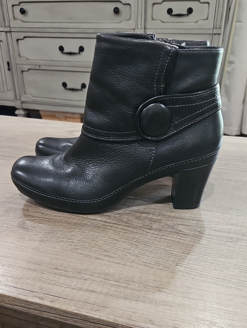 Clarks Artisan Black Leather Ankle Boots with Button Accent women's 8.5